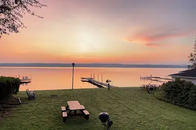 Image de Vacances sur le lac, superbe vue, quai propre + foyer + barbecue + parking + proche du centre