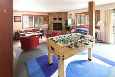 Image de Nouveau! Grande maison familiale dans Alpine Meadows avec bain Ă remous et salle de jeux!