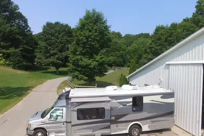 Image de Camping-car de 30 'en milieu privé.