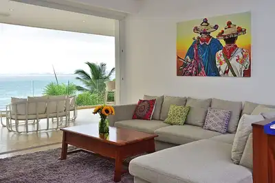 Image de Sayan Beach Oceanfront Luxury Condo - 6 personnes!