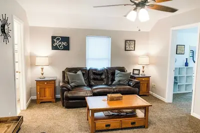 Image de Confortable avec une belle vue à l'étage Appartement 2 chambres 1 salle de bain Minutes Off I-55!