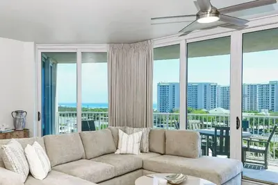 Image de Planchers de bois franc et balcon privé donnant sur la piscine lagon!