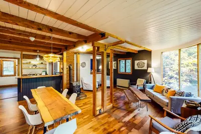 Image de Chalet confortable, adapté aux chiens, près d'un ruisseau avec terrasse meublée et vue sur la forêt