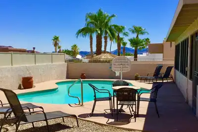 Image de Spacieux! Piscine w / chaleur, 2 rois et une chambre avec lits superposés. Emplacement central près du lac et du golf!