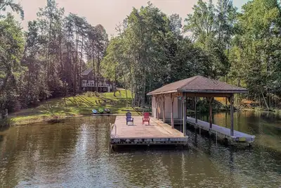 Image de Accueil au bord du lac w / quai de bateau, deux foyers et une salle de jeux - chien amical!