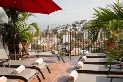 Image de Maison de la vieille ville de Bohême avec terrasses privées et piscine chauffée sur le toit en eau salée