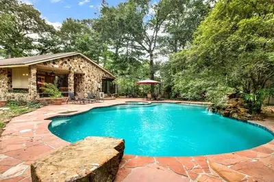 Image de 8 acres de plaisir et de détente dans un magnifique River Rock Cottage à Tomball