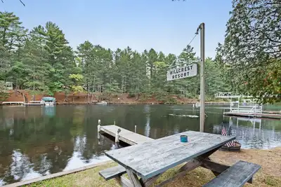 Image de Cabine de lac confortable avec accès à une jetée au bord du lac et un foyer communautaire!