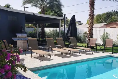 Image de 3 minutes à pied de la vieille ville de Scottsdale 4 chambres / 3 salles de bain (2 suites en suite) Piscine Bbq
