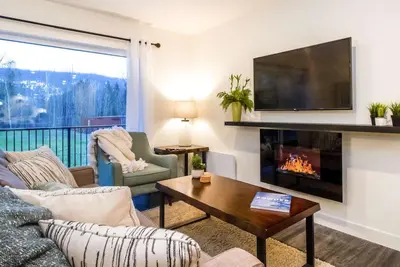 Image de Retelstoke Retreat: Nouveau condo 2 chambres à coucher