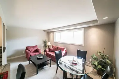 Image de Logement d'équipage 4 personnes! Super emplacement central!