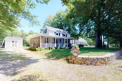 Image de Maison familiale pittoresque sur la rue principale avec véranda et grande cour - 1 chien Ok!