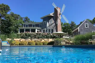 Image de Havre de paix privé avec piscine d'eau salée chauffée et moulin à vent!