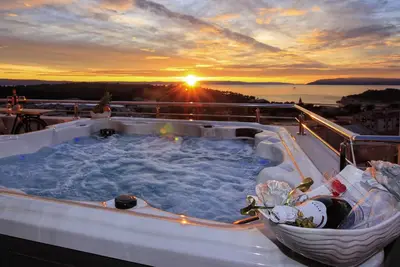 Image de Penthouse de luxe avec jacuzzi privé / vue sur la mer