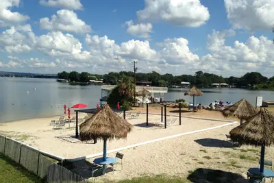 Image de Échapper à mon bijou tropical sur le lac Lbj! Magnifique 1/1 Condo, Plage, Piscine