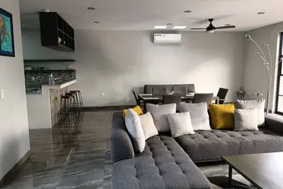 Image de \"Serenity\", nouvel appartement Upstairs près de l'océan et du supermarché