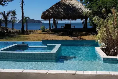 Image de Front de mer de luxe 2 lit (max 8 personnes) belle piscine à débordement de sel.
