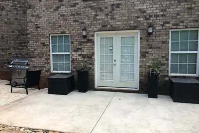 Image de Sous-sol entier - The Dawg House (2 Br w / Theatre)