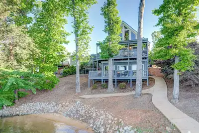 Image de Tout neuf! 4 Br Lakefront Home. Quai privé, vue sur l'eau! 15min à Clemson