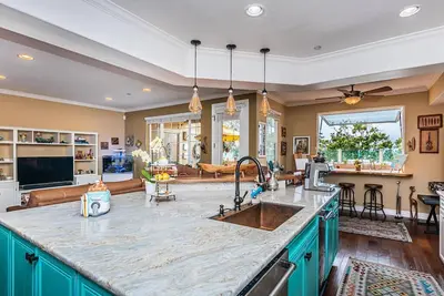 Image de À seulement 1 pâté de maisons de la plage, emplacement privilégié