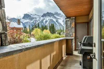 Image de Vue imprenable sur la montagne dans le luxueux Rundle Cliffs Lodge - Spring Creek