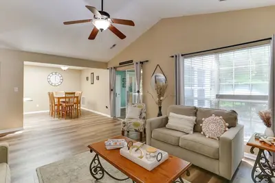 Image de Charmante maison de ville avec 2 chambres près des Prime Outlets