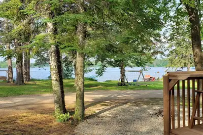Image de Campeur Crooked avec une vue imprenable Ă quelques pas du lac