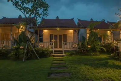 Cottage en teck de style balinais à Lembongan, avec une piscine et une immense pelouse
