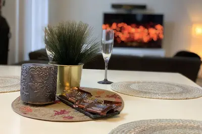 Image de Petite maison de passage de luxe dans les bois.