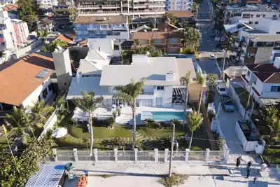 Spectaculaire Oceanfront House à Bombinhas - 4 suites + 2 chambres et piscine