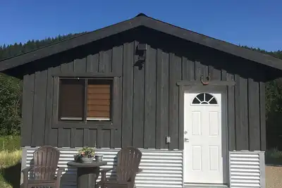 Image de Cowboy Camp Cabin! Cadre rustique de vacances avec des commodités urbaines!