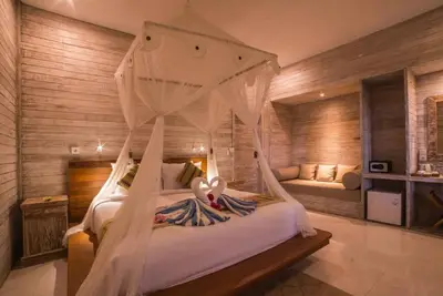 Belle maison en teck à Lembongan avec une immense pelouse
