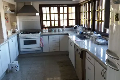 Image de Maison dans un paradis verdoyant avec lac doré, communauté fermée