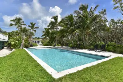 Image de Cottage Vert - Magnifique Cottage 2 Chambres en Bord de Mer avec Piscine