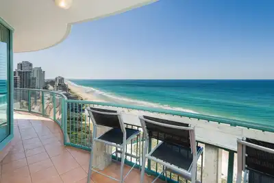 Image de appartements de luxe bien situés avec accès à la fois au bord de la plage et au bord de la rivière