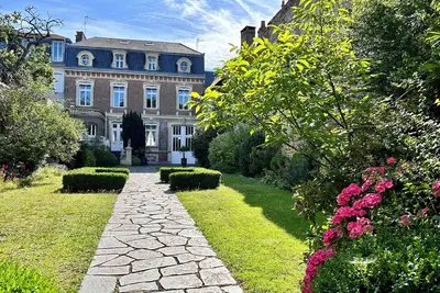 Image de Maison de charme: face baie, cœur  ville avec grands jardins