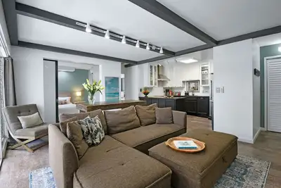 Image de Oh-So-Close to Waikīkī Beach Condo (100% légal)