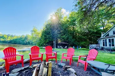 Image de Lake Front House: cheminée, chambre 4 saisons vue sur le lac - Famille & Animaux acceptés!