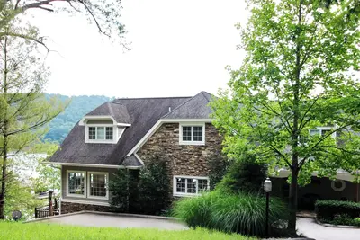 Image de Nouveau! Huge Lakeside Lodge a une vue imprenable et une promenade facile à son grand quai!