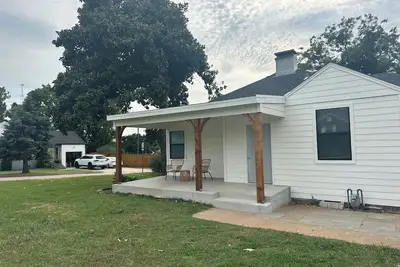 Image de Bungalow mis à jour au coeur de Midtown!