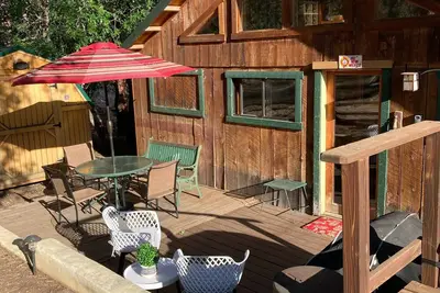 Image de The Hill House, privé, calme et à seulement 2 pâtés de maisons de la rue principale.