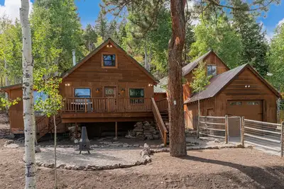 Image de Une cabane rustique unique, une vue imprenable sur les montagnes, avec une colline de traîneau