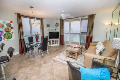 Image de Sur La Plage - Rénové avec vue sur le golfe - 16ème étage!