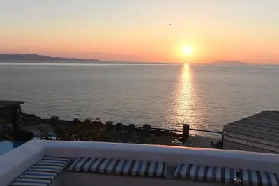 Image de Villa Akrivi est une spacieuse propriété récemment rénovée, face à la mer, 5 chambres 4 salles de bain