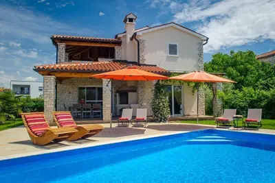 Image de Villa avec piscine et terrasse