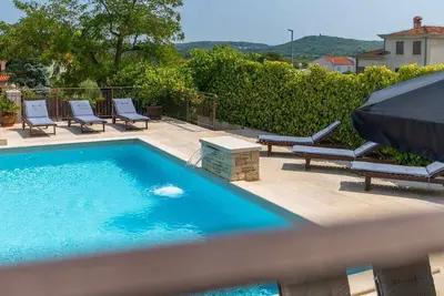 Image de Villa avec piscine et terrasse ensoleillée