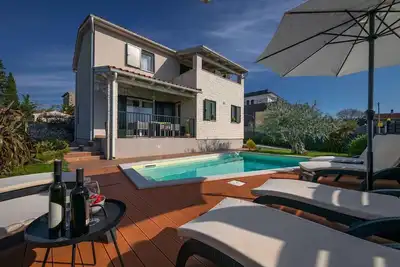 Image de Villa avec piscine et beau jardin