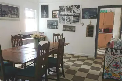 Image de Grande maison sociale et confortable avec beaucoup d'espace pour les grands groupes