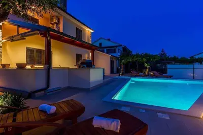 Image de Villa avec piscine et terrasse avec barbecue