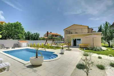 Villa avec piscine et gymnase